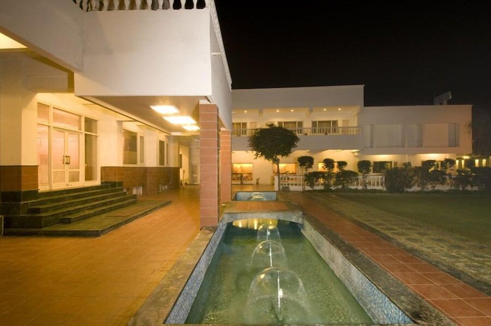 אגרה Grand Hotel מראה חיצוני תמונה